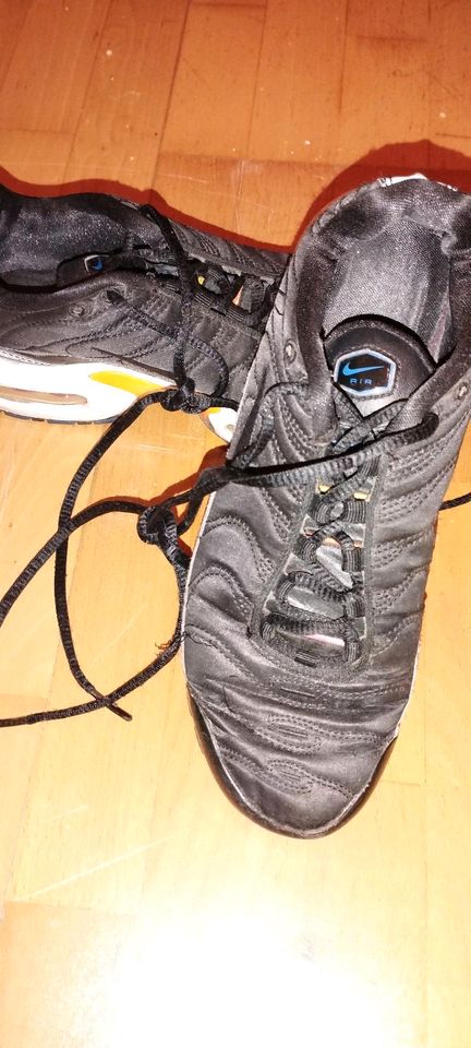 Nike Schuhe mit starken Gebrauchsspuren in Bonn