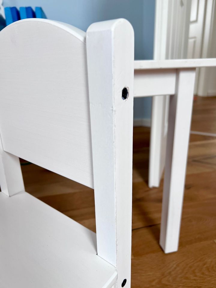 Ikea SUNDVIK Kindertisch, weiß, 76x50 cm mit zwei Stühlen in Ratzeburg