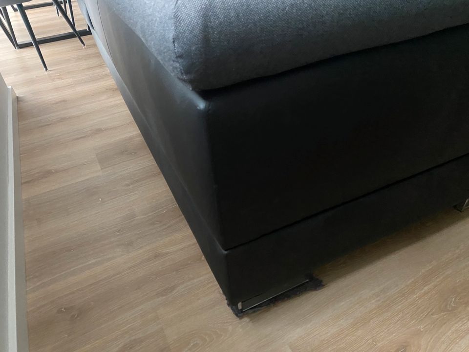 Couch Sitzecke Schlafcouch Schlaffunktion Sofa grau Lederoptik in Niederndodeleben