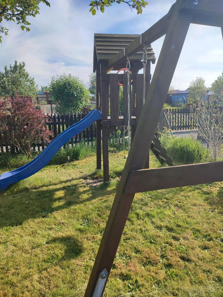 Spielturm mit Schaukel und Rutsche in Leipzig