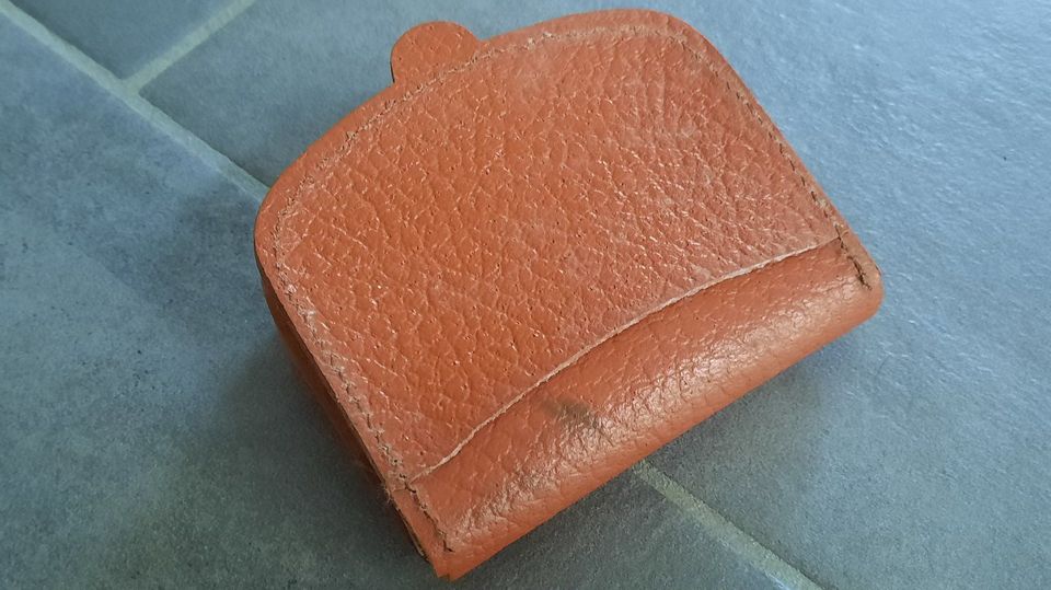 GELDBÖRSE LEDER DDR HUND RAR OSTALGIE BRAUN VINTAGE GELD ANTIK in Erlau