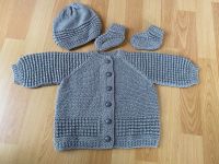 Strickjacke mit Mütze und Babyschuhe Merinowolle Rheinland-Pfalz - Mainz Vorschau