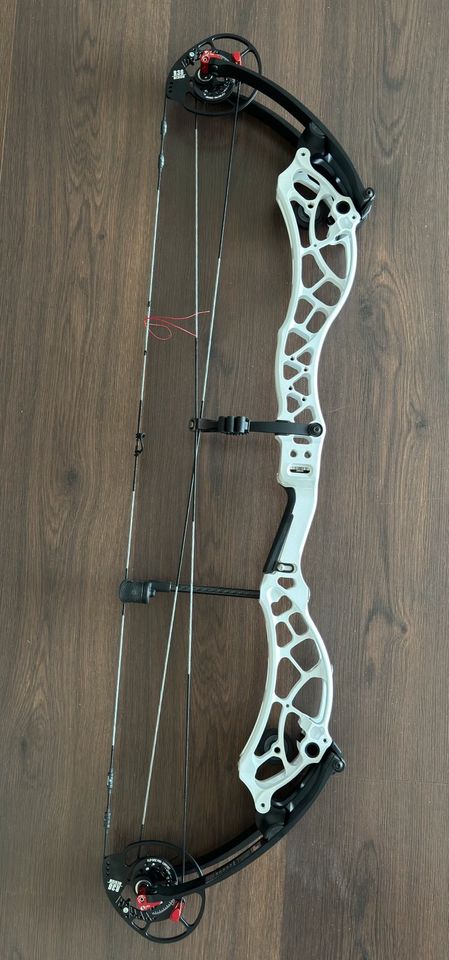 Bowtech Reckoning 36 Gen 2 Compound Bogen in weiß in Kassel