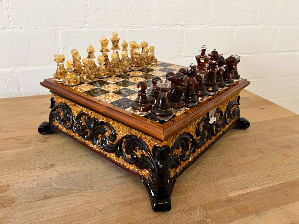 Einzigartiges Schachspiel aus Bernstein in Magdeburg