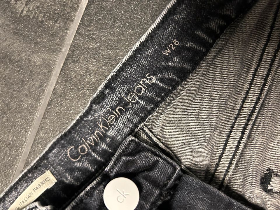 Kurze Hose Calvin Klein in Aachen