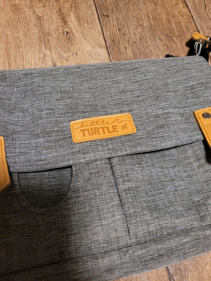 Wickeltasche grau little Turtle in Buch