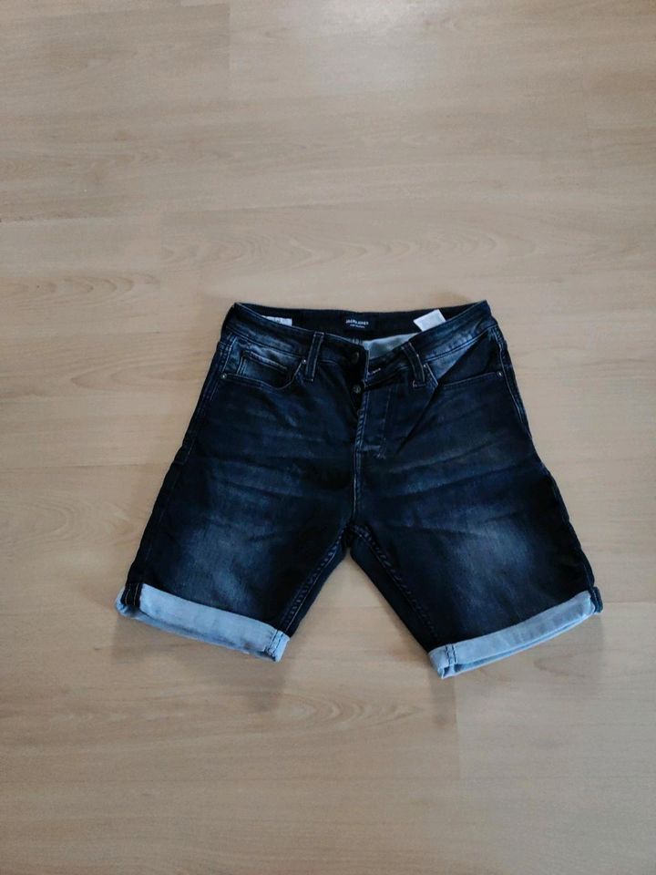 Neuwertige Jeans Shorts von Jack Jones Größe S für 10 Euro in Harsewinkel