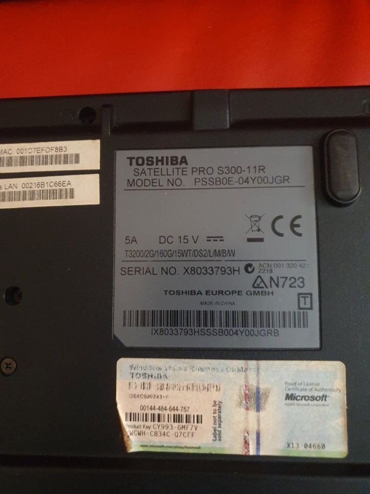 Toshiba Satellite Pro S300-11R  Merkmale: Viele Kratzer, Gebrauch in Dresden