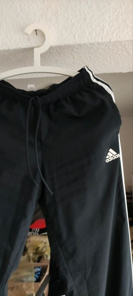 Neuer Adidas Trainingsanzug in Größe M in Witten