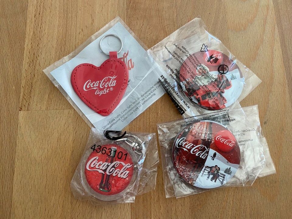 Coca Cola Sammlung Armbanduhr Kopfhörer Bleistift Kühltasche in Bergisch Gladbach