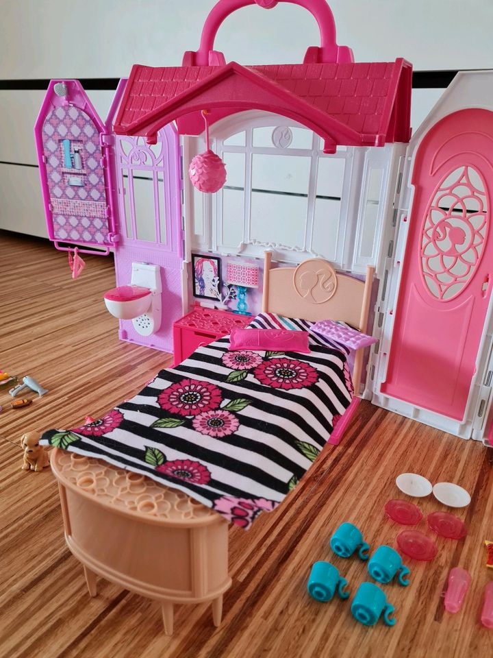 BARBIE - Klapphaus - Ferienhaus - Haus - viel Zubehör!!! in Grasbrunn