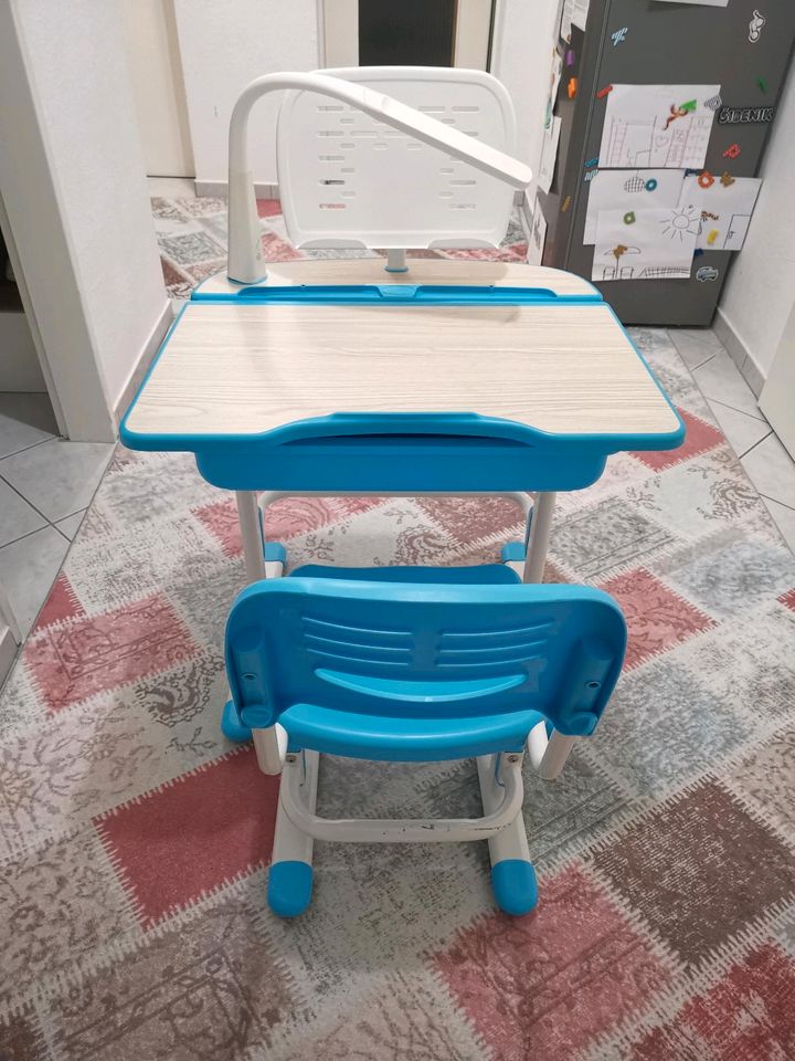 Schreibtisch mit Stuhl für Kinder, Höhe verstellbar in Mühlheim am Main