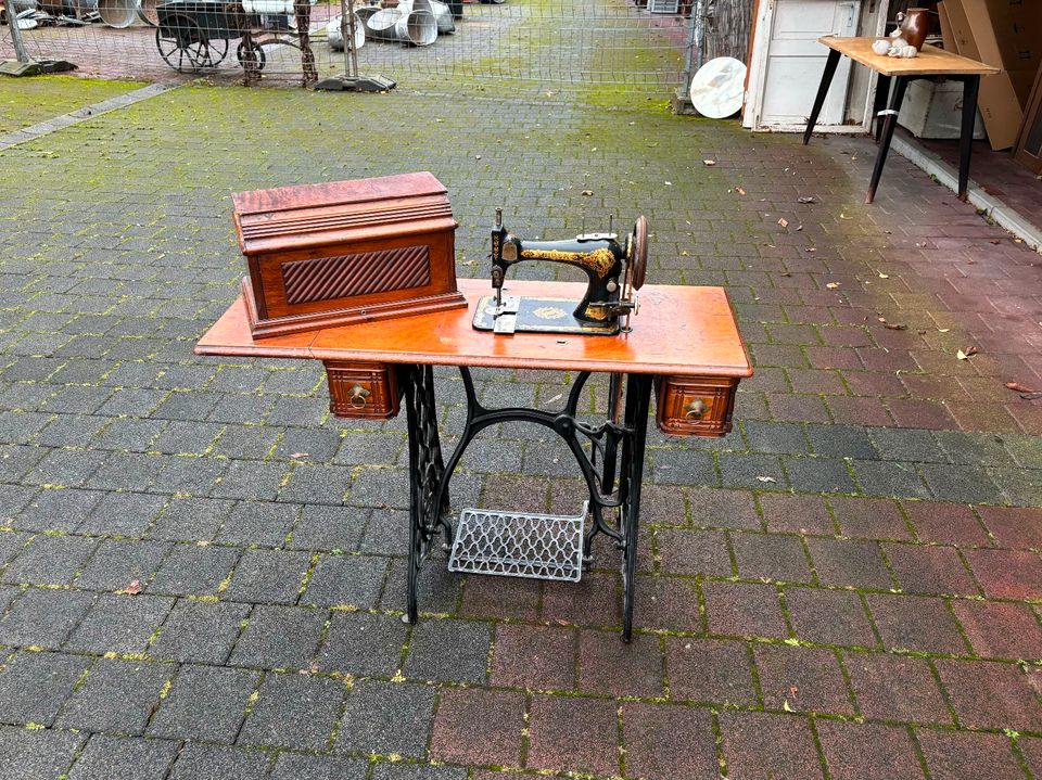 Antike mechanische Singer Nähmaschine mit Tischklappe Gründerzeit in Marktheidenfeld