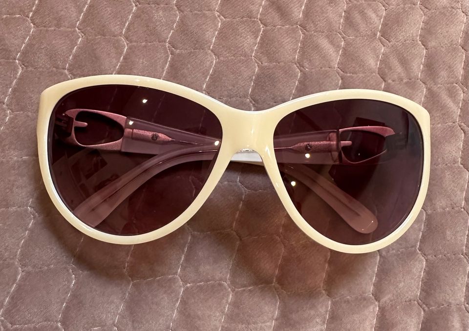 Guess Sonnenbrille creme/weis in Mainz