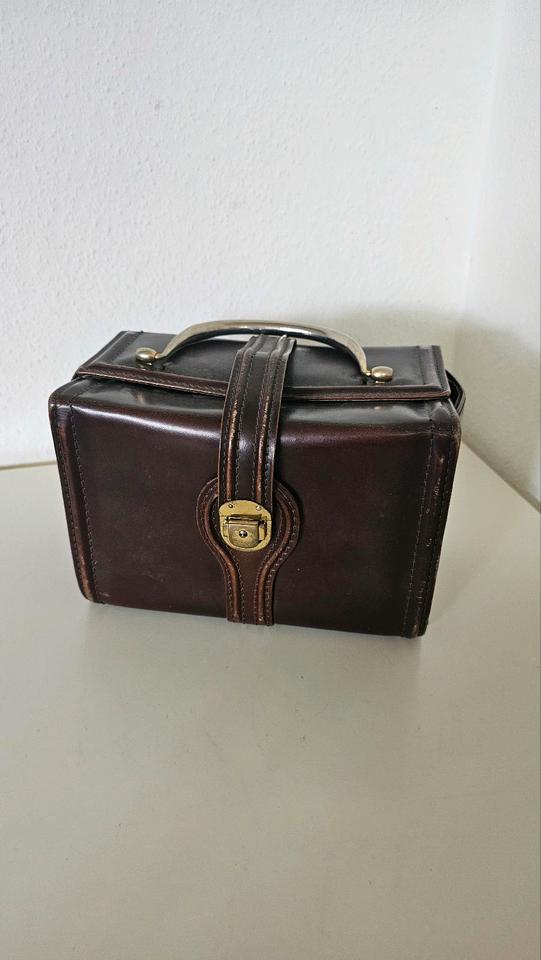 Vintage: Kosmetikkoffer/Kameratasche im Stil eines Arztkoffers in Berlin