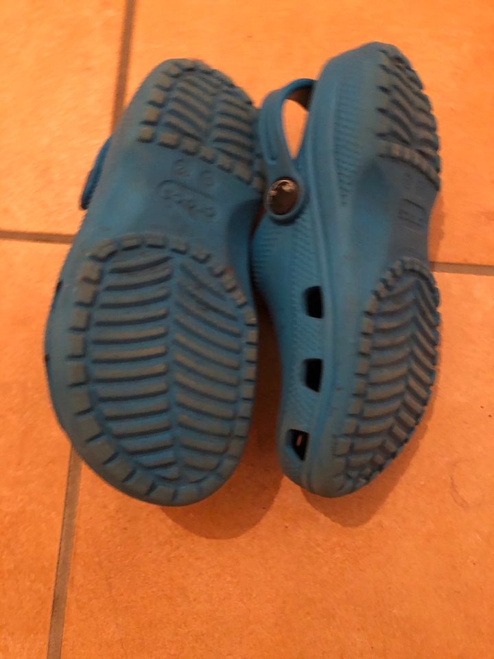 Kinder Crocs blau Größe 12 EU 29/30 in Schongau