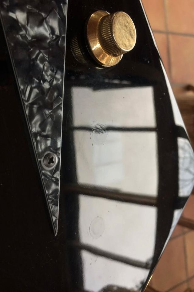 Epiphone Explorer „Black Pearl“ mit Gibson Humbucker in Icking