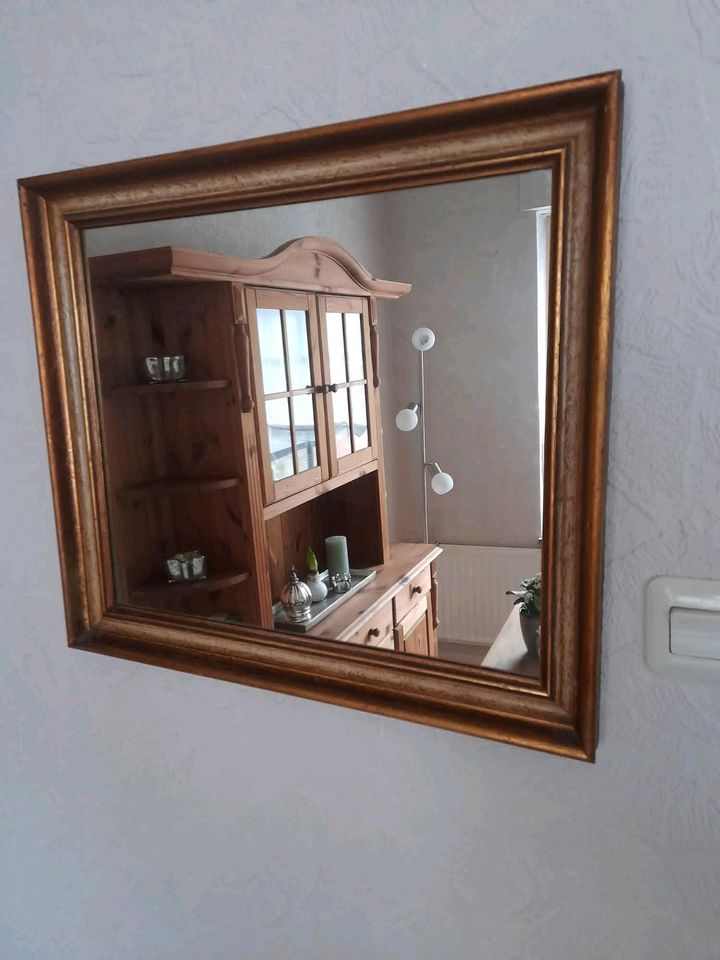 Spiegel im Holzrahmen in Geldern