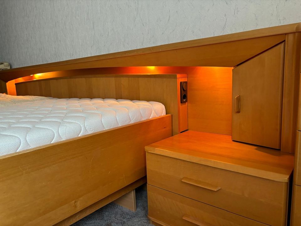 Echtholz Schlafzimmer mit Bett, Schrank und Highboard in Bremen