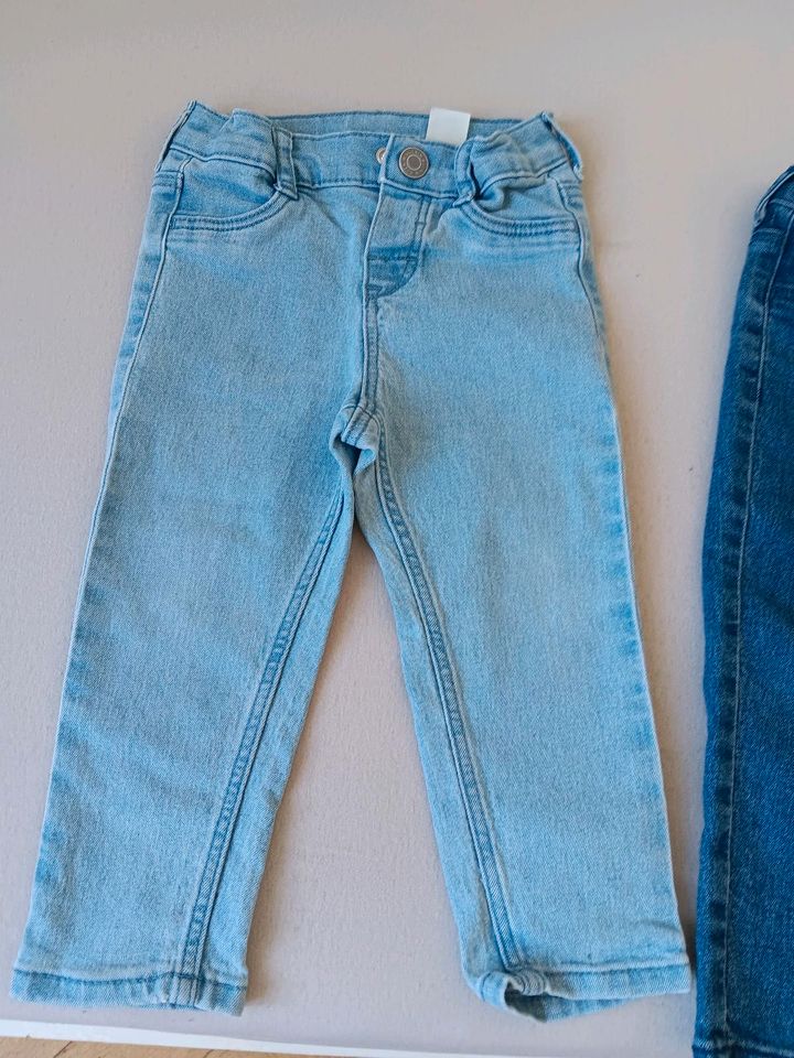 2 Jeanshosen Größe 80 in Lippstadt