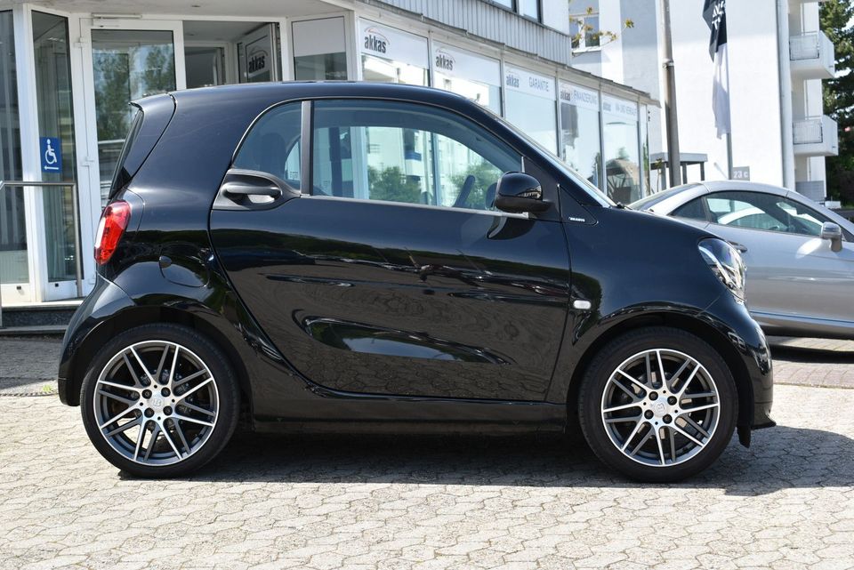 Smart ForTwo coupe Brabus DCT *1.Hand* in Bad Vilbel