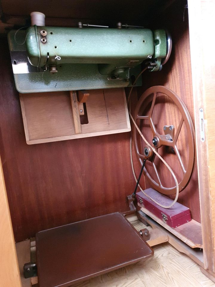 Nähmaschine mit Schrank DDR in Viernau