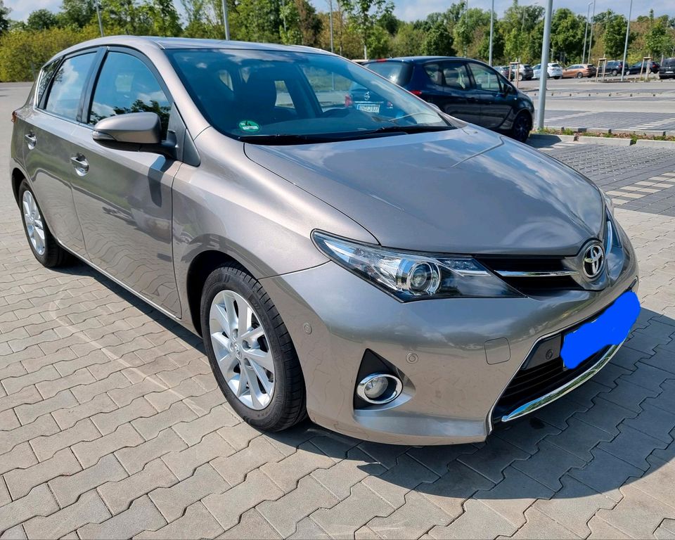 Toyota Auris 1.33 in Dessau-Roßlau