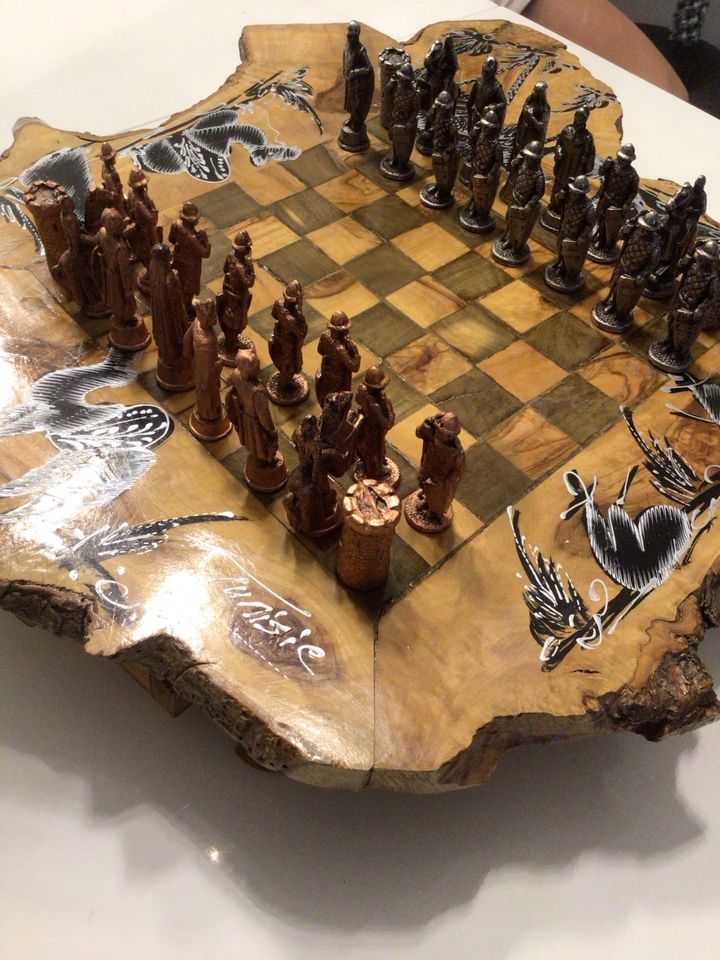 Schachspiel ist aus Olivenholz handgemacht in Bornheim
