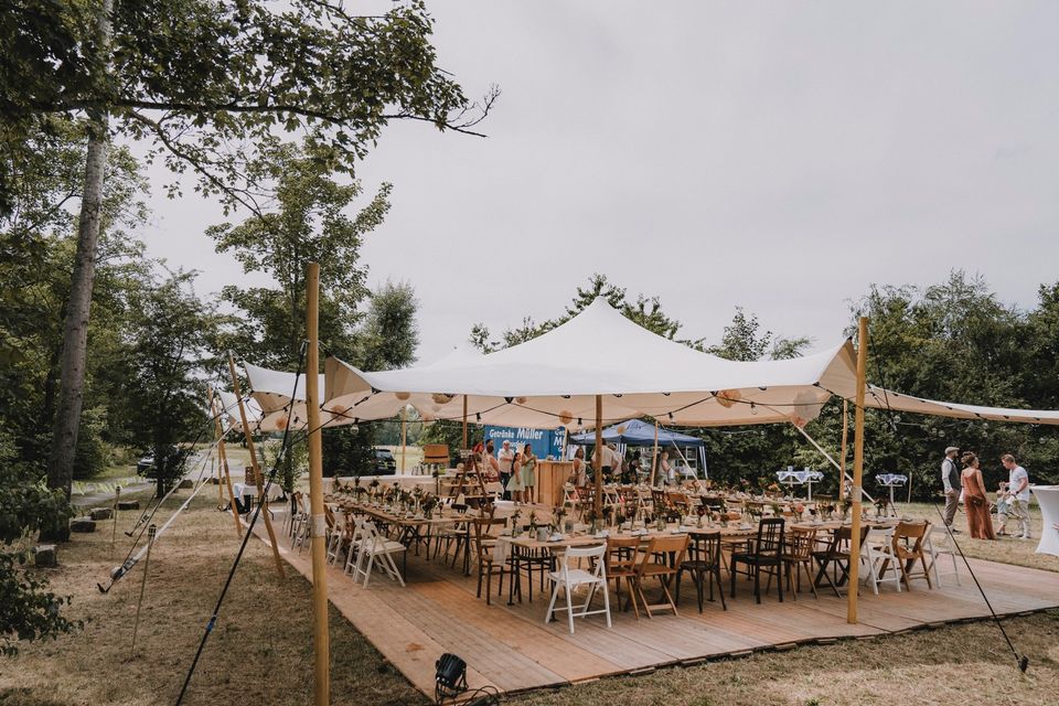 Outdoor Zelt Boho Hochzeit Tische Stühle Vintage mieten leihen in Sommerhausen Main