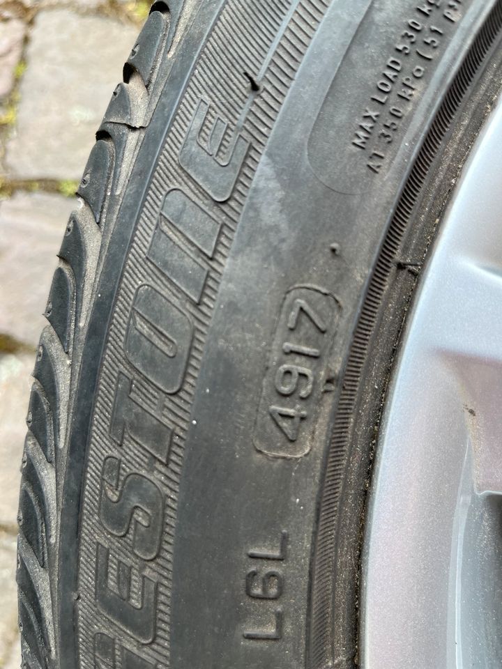 Reifenfelgen mit Reifen 215/45R16 der Marke Skoda und Bridgestone in Deidesheim