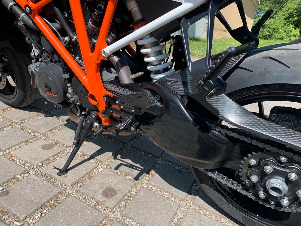 KTM 1290 Superduke R Akrapovic / Gilles / Carbon / Service NEU in Wertingen