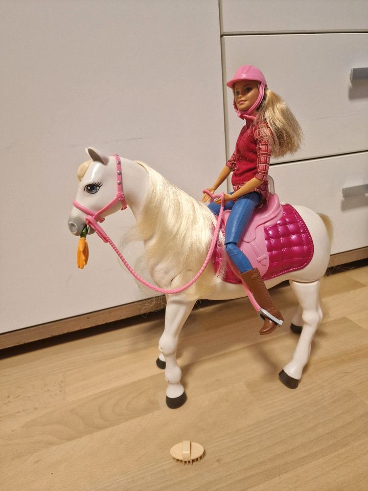 Barbie Tanzpferd Pferd Reiterin mit Puppe in Oldenburg