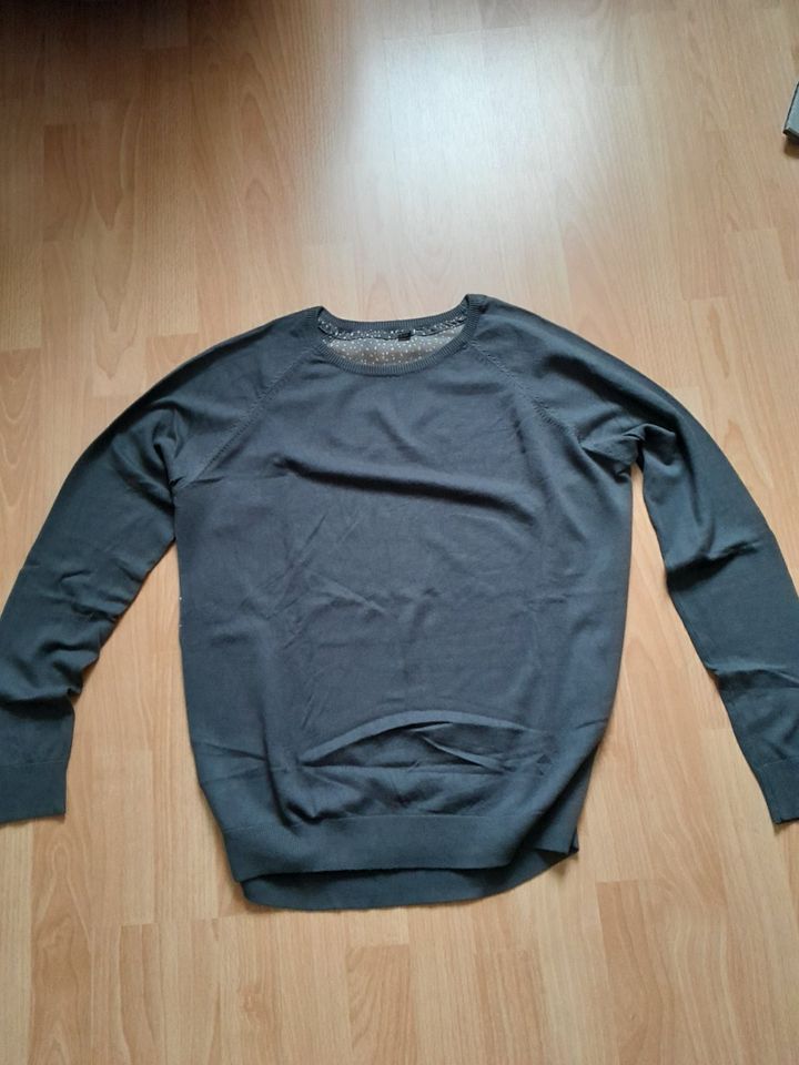 leichter Pullover mit durchsichtigem Rückenteil, Größe M/L in Limeshain