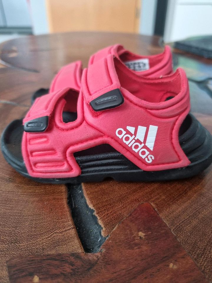 Adidas Badeschuhe Sandalen Gr. 19 in Grevenbroich