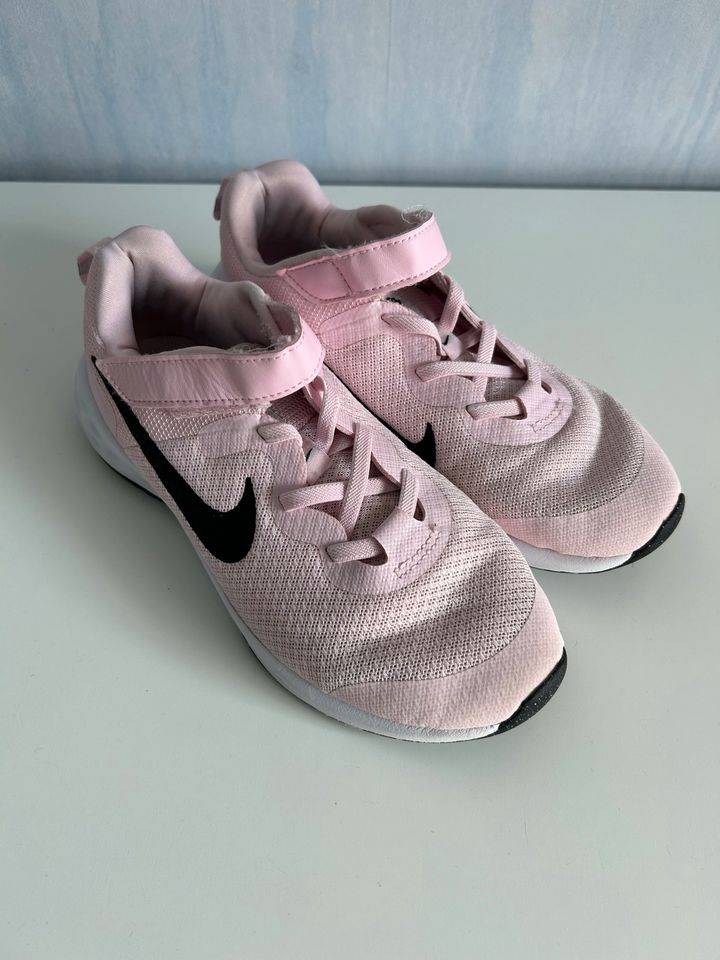 Rosa Turnschuhe für Mädchen - Nike - Gr. 35 in Kelkheim