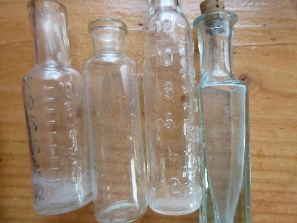 alte Sammelflaschen Kölnich Wasser mit Skala für Kaufladen in Herbsleben