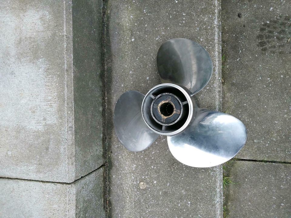 Solas Edelstahl-Propeller 13,5 x15 LH in Köln