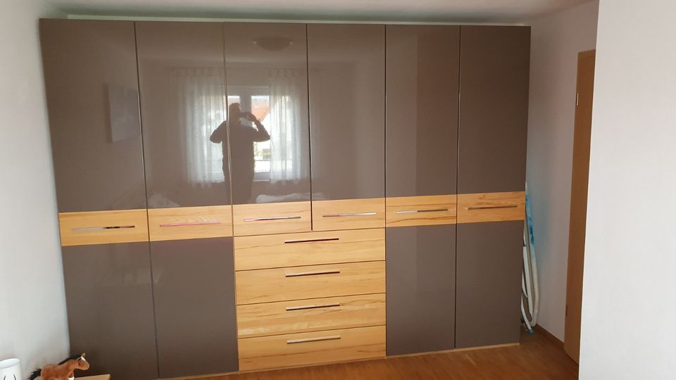 Schlafzimmer komplett aus Massivholz Buche mit Hochglanzfronten in Reutlingen