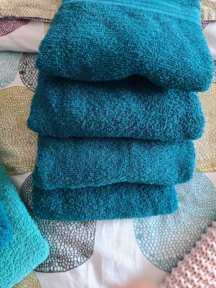 Handtuchset bestehend aus Duschtuechern und Handtüchern in Bad Oldesloe