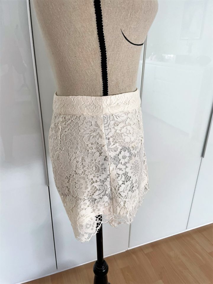 H&M - Shorts Hotpants - Spitze - Gr. 36 - creme in Kolitzheim