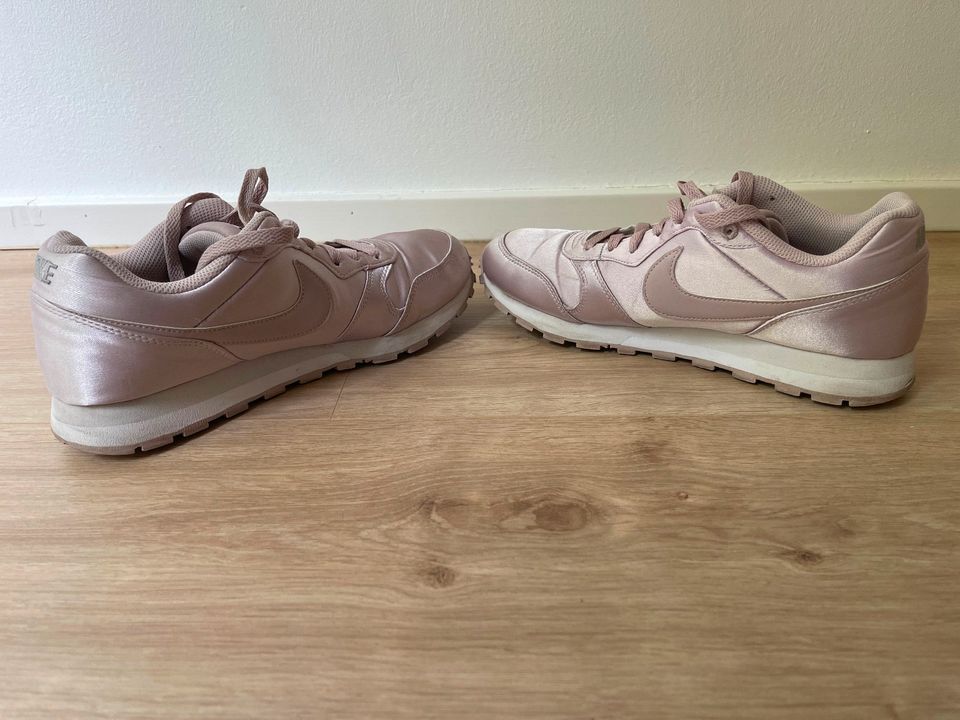 Nike MD Runner 2 Women Sneaker Gr. 40 satin rosa in Nordrhein-Westfalen -  Warendorf | eBay Kleinanzeigen ist jetzt Kleinanzeigen