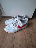 Nike Air Force Sneaker Turnschuhe Gr. 37,5 rot weiss Nordrhein-Westfalen - Leverkusen Vorschau