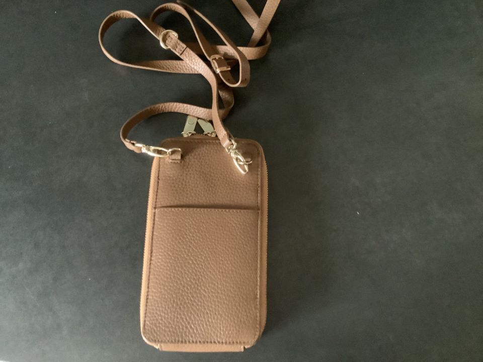 Neuwertige Handy-Tasche von Aigner in Auerbach in der Oberpfalz