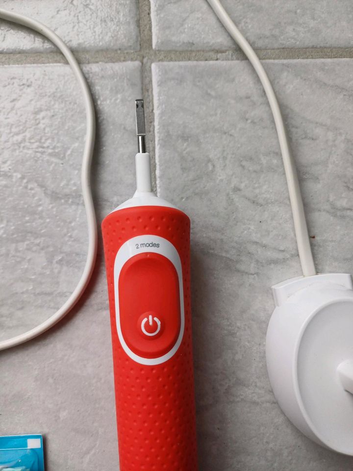 Oral B Kinder Elektrische Zahnbürste/Ladekabel/ Aufsteckbürsten in Langen (Hessen)