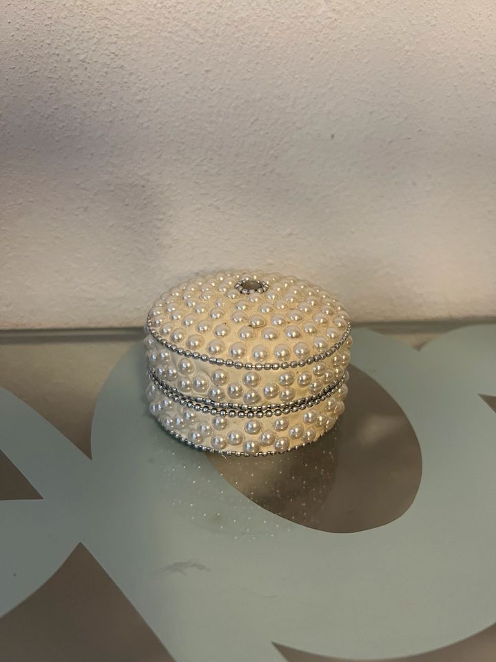 Schmuckschatulle mit Perlen in Untermünkheim