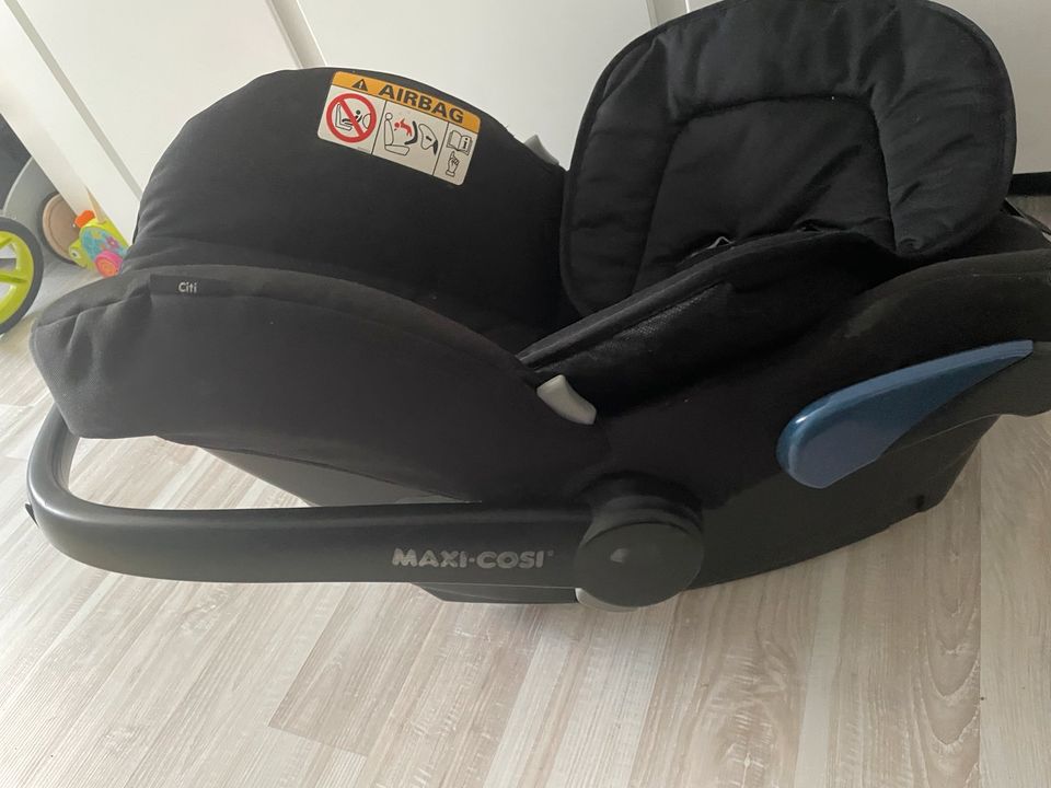 Maxi Cosi City / Babyschale in Möglingen 