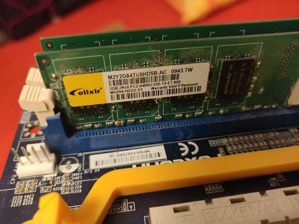 Mainboard mit CPU und RAM in Essen