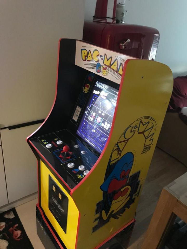 Pac-Man Computer-Spiele im Retrolook-Holzgehäuse in Berlin