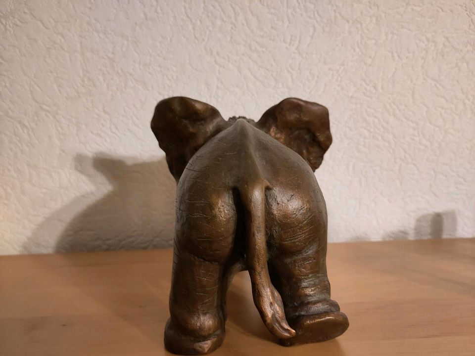 Elefant Bronze Skulptur "verwunschene Erdbeerprinzessin" in Gingen an der Fils