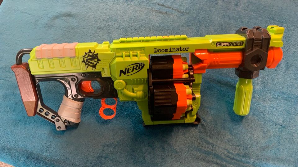 NERF Hasbro B1532EU4 - Nerf Zombie Strike Doominator in Kaltwasser